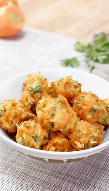 #我的秘密食谱#【简单好吃的萝卜素丸子教程】冬天最适合吃炸素丸子了!香甜酥脆,是小时候的味