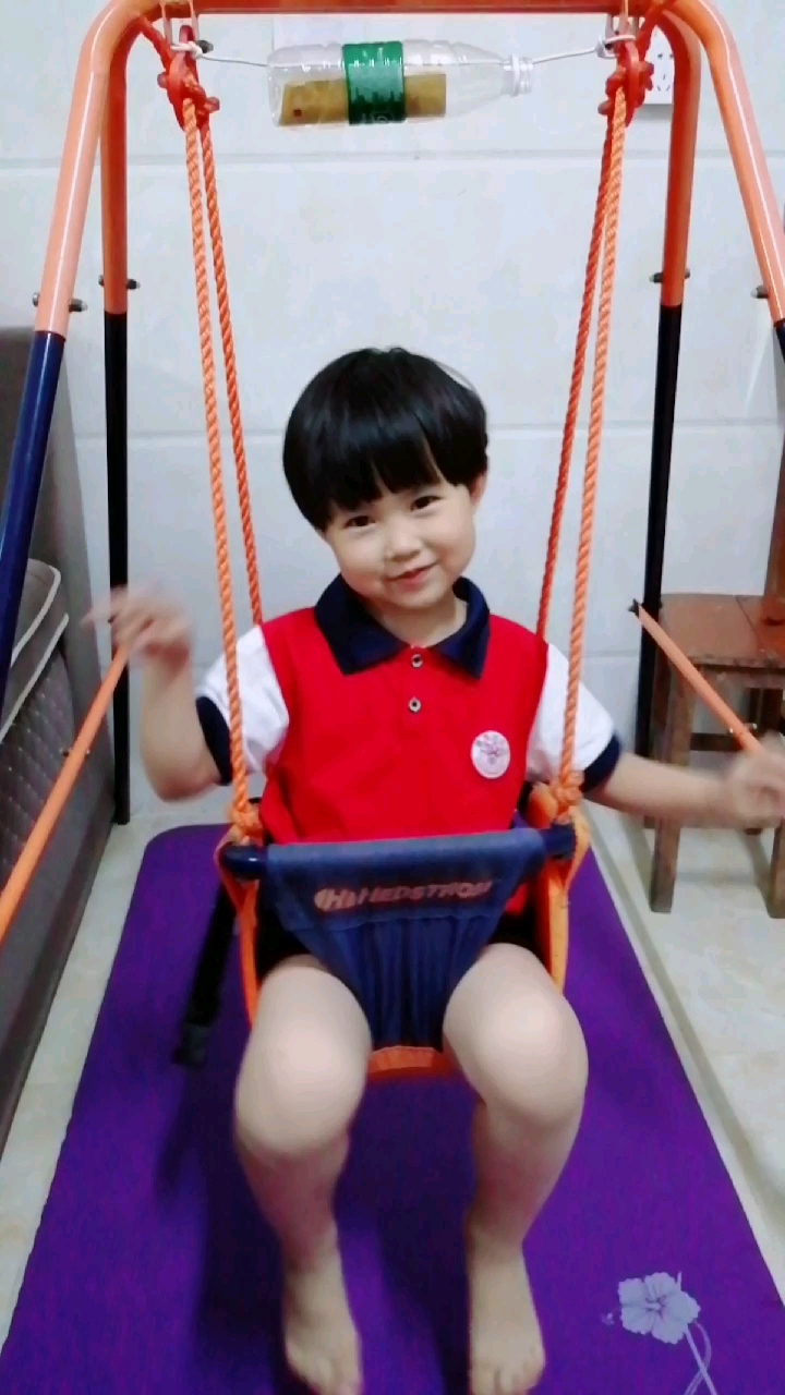 小朋友,你好勤奋鸭～连荡着秋千都不忘记学英语!