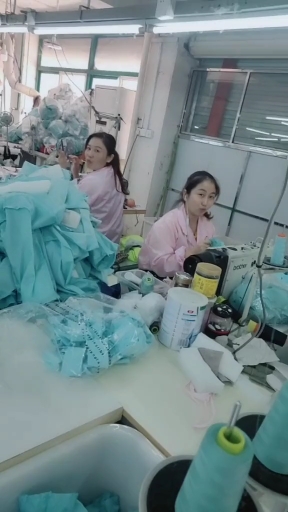 妈妈在服装厂干活,宝宝放学了就在厂里写作业!关注我,关注全民小视频!