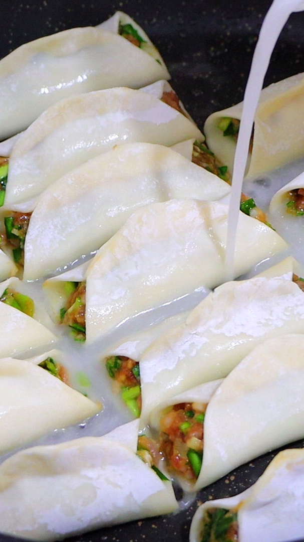 #我要上热门#锅贴这样做才好吃,金黄诱人,皮脆肉香,鲜嫩好吃又酥脆,真解馋