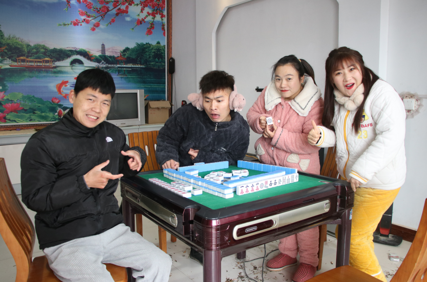 毛妹一家和二货打麻将,没想仨人竟作弊偷偷对暗语,这顿饭稳赢了
