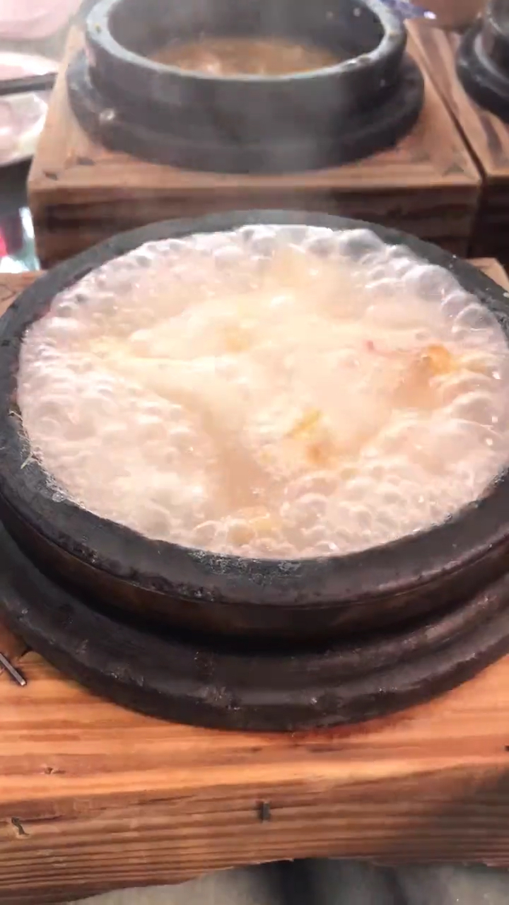 花胶竹笙花蟹老乌鸡汤粥底,在石锅里咕噜咕噜冒泡!这一锅,真的好喝!