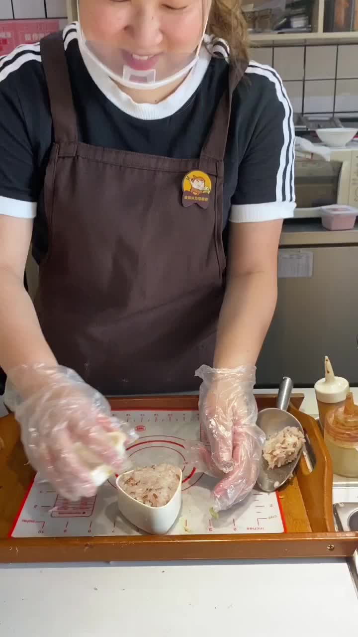 你们爱的三角饭团又来了,这次带着老师新研制的照烧鸡块,有了模具一天个不用耽误太长时间了
