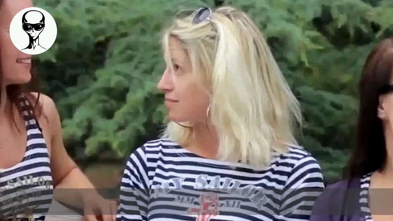 现实版的美人鱼美女能在水中睡觉吃饭化妆更不在话下