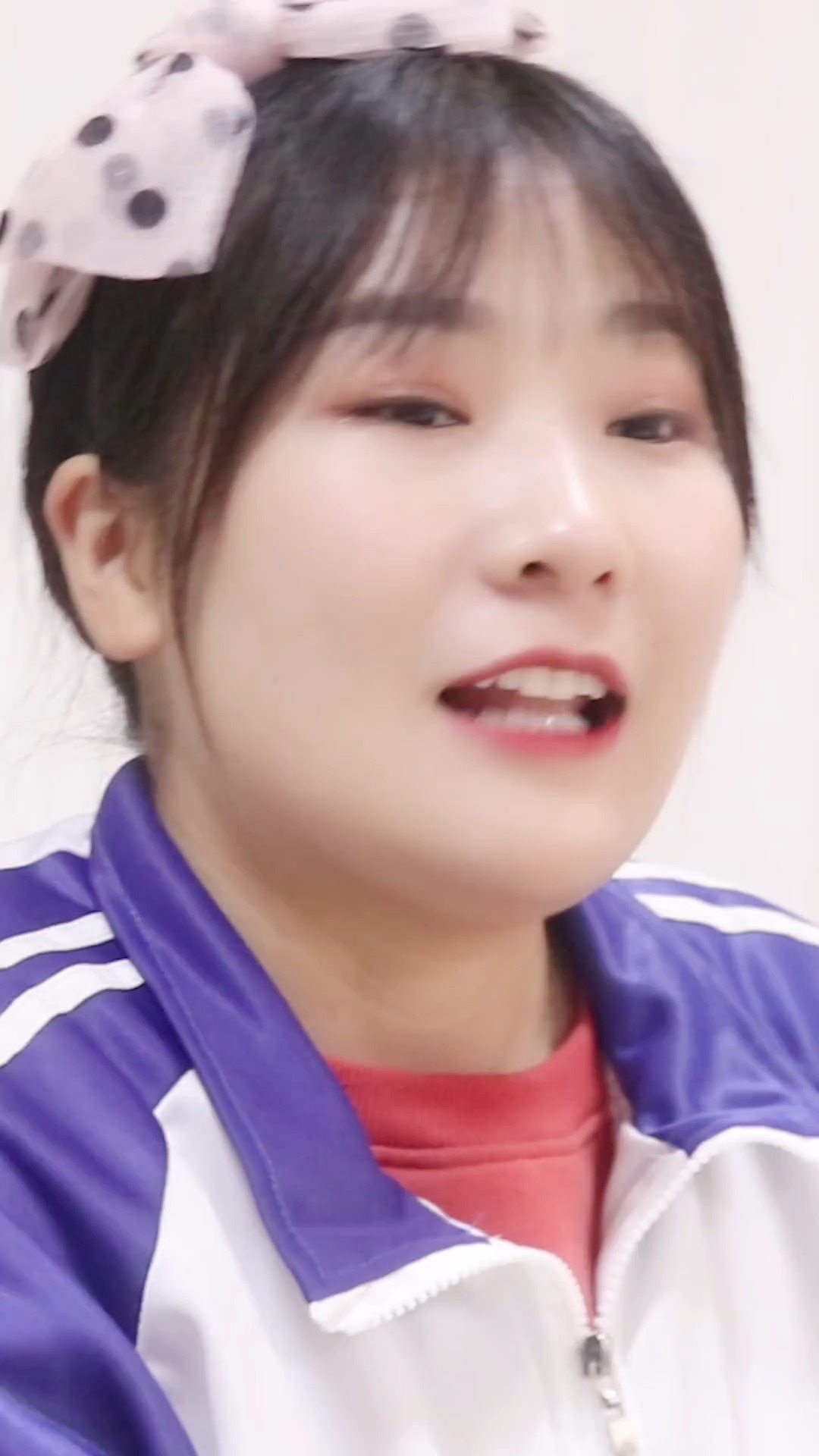 女同学教老师用卡纸做鱼骨头,加上彩色的吸管真好看,一起动手吧