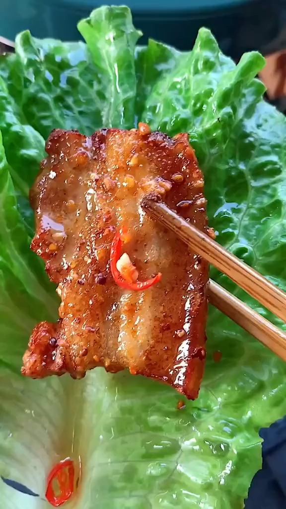 今天做了烤花肉,小屁孩在旁边说:好了没,口水都流出来啦……家人吃得很开心～