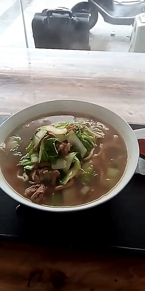 青菜肉丝面,吃饱好赶路。