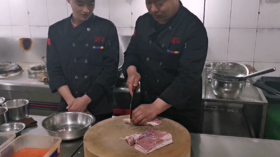 #美食#老板让厨师出新菜,厨师试做一道干煸红烧肉,老板尝后说好吃但是成本太高