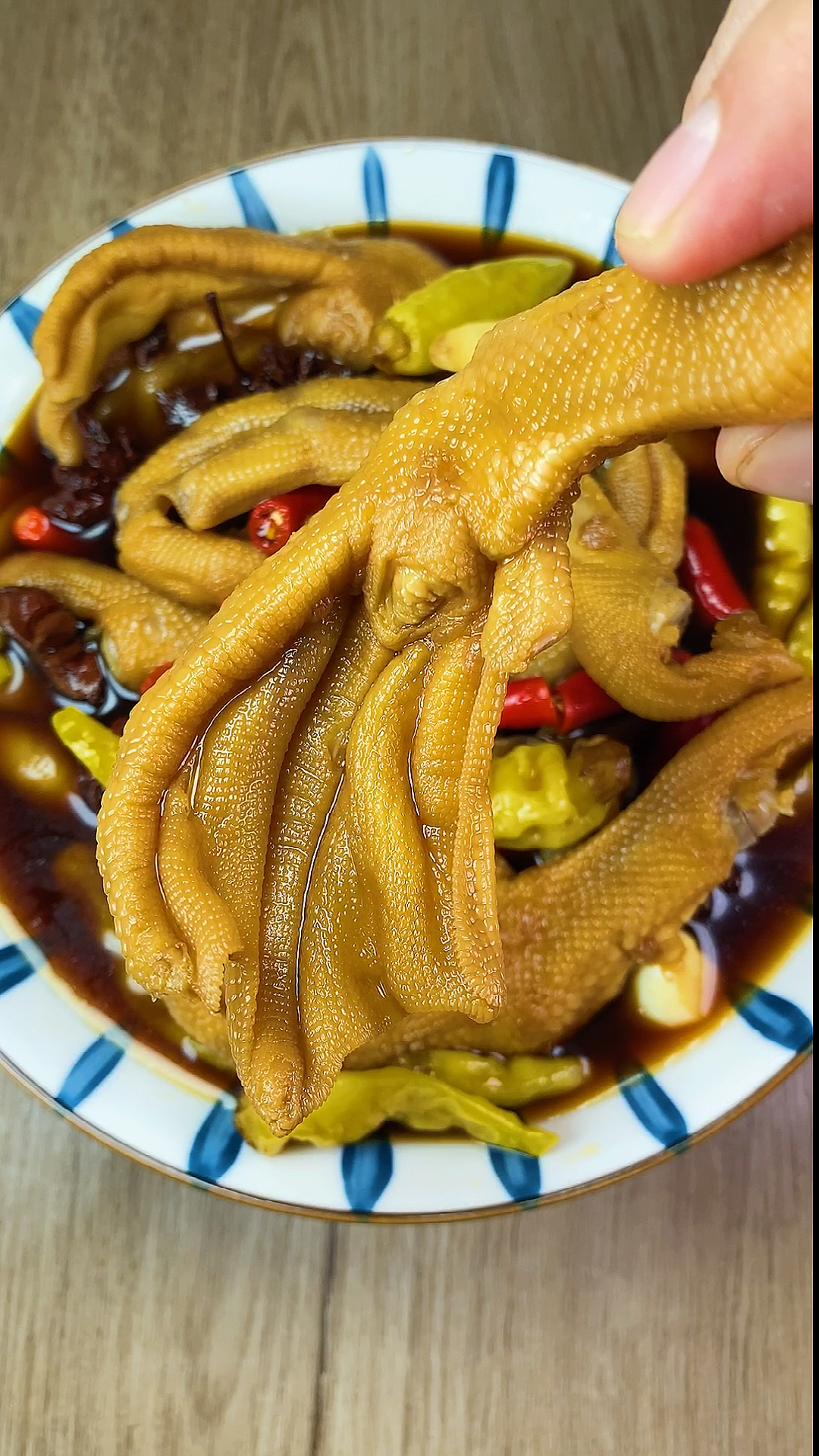 #美食#好吃到骨头都能吞下去的泡鸭爪,口感酸辣脆爽,比柠檬鸡爪好吃