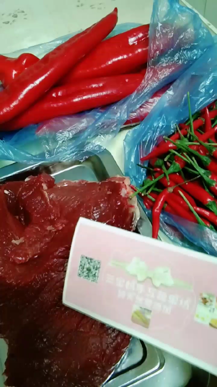 纯手工制作的牛肉酱。专为夏天准备的。夏天的下饭菜哦。天热吃不下去饭。就选牛肉酱。