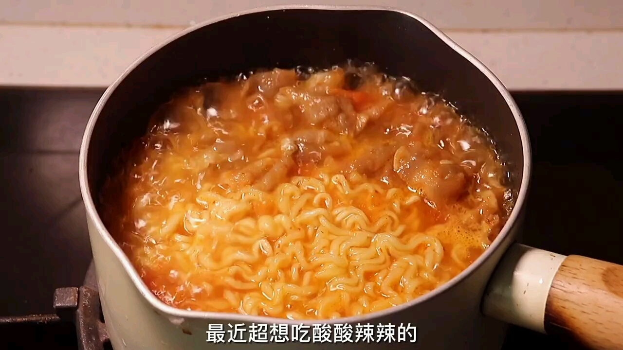 汤汁浓郁酸爽开胃的番茄酸汤肥牛面好吃哭了