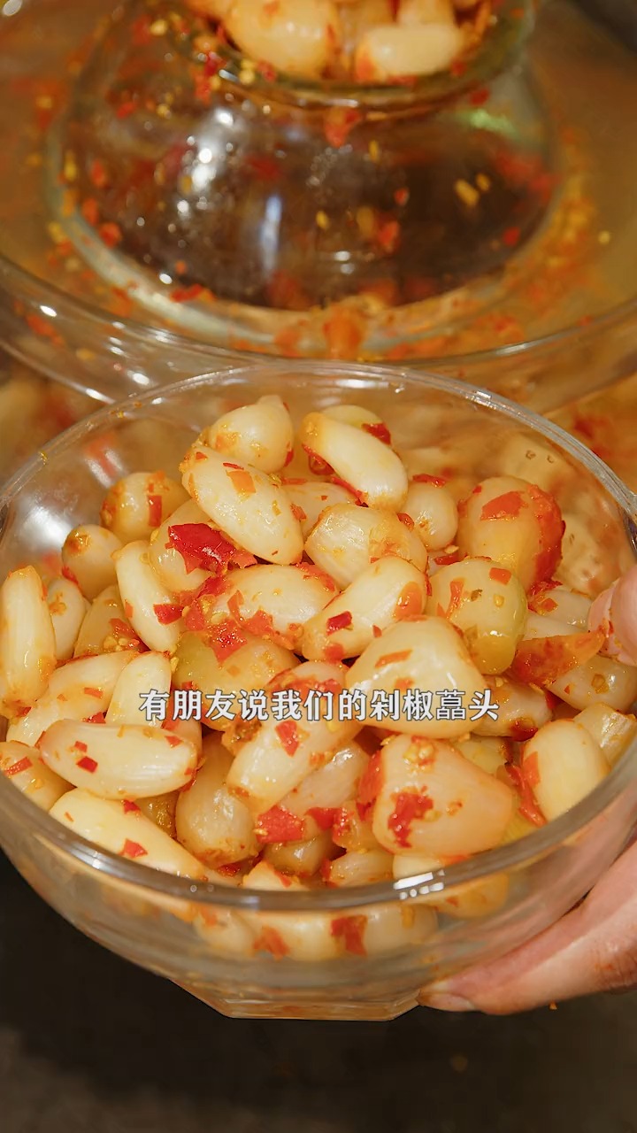 #美食#湖南特色坛子菜剁椒藠头,酸辣爽口,下饭配粥当零食都好吃。