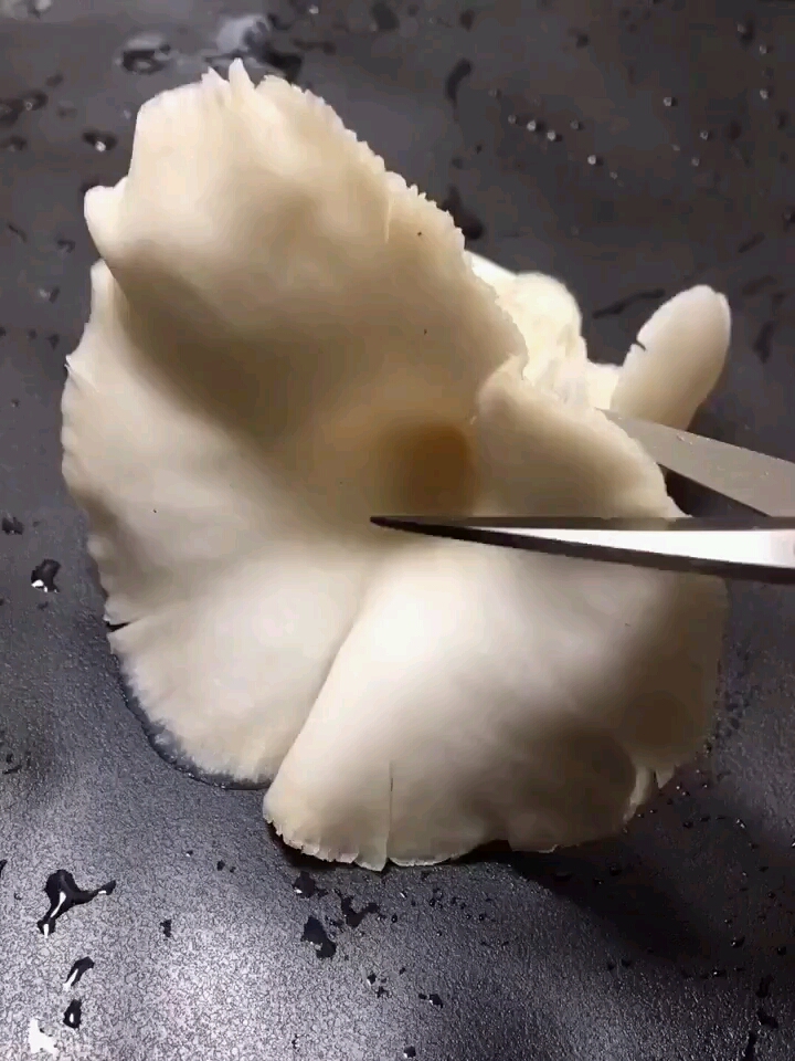 平菇鸡蛋瘦肉汤备料:平菇,鸡蛋,姜,瘦肉片!做法:平菇洗净撕成丝,锅烧油放肉片,