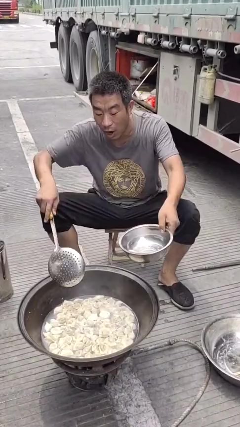 #搞笑段子#又吃饺子了,超市买的饺子味道淡了点,还是自己包的好吃