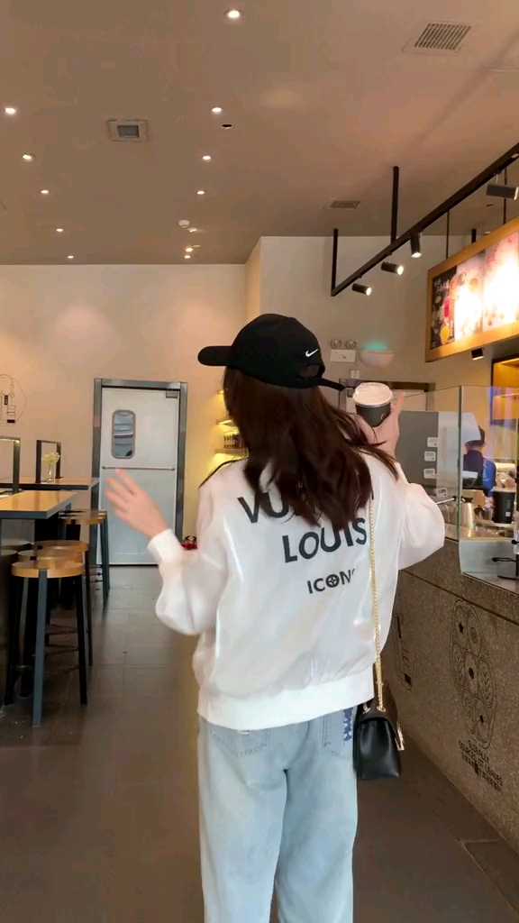 #街拍#奶茶店看到一个漂亮的美女