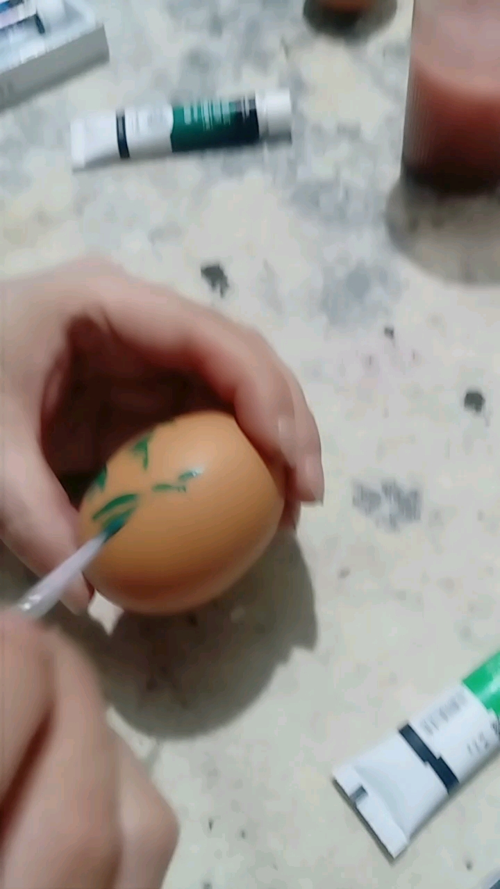 在鸡蛋壳上画荷花