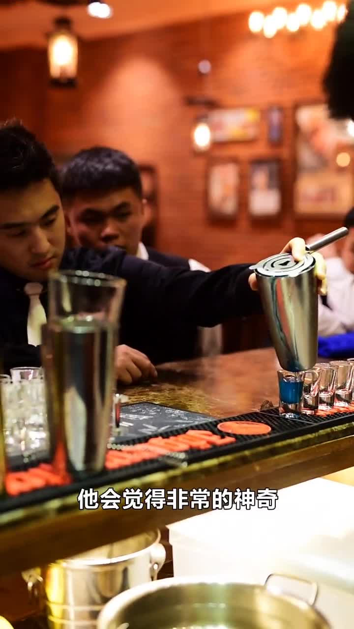 这杯七色彩虹鸡尾酒很特别