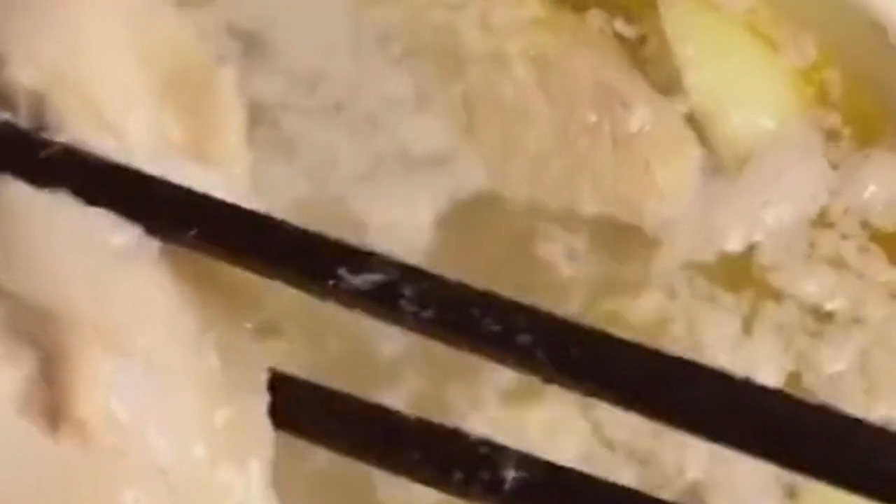 老公在家终于闲不住了,开始制作自己的拿手好菜,据说这是可乐鸡翅的升级版