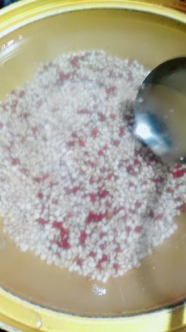 红豆薏米粥,是素食中调补的佳品,有补铁,补血,祛湿等功效,快要熟时放红糖大枣待用