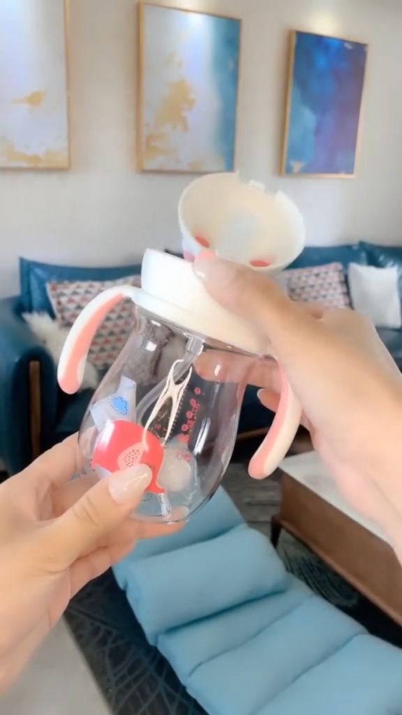 #娱乐#宝宝4个月以后，就要换鸭嘴杯或水饮杯！长期用奶瓶喝水会导致龋齿。姐妹们今天有毛快