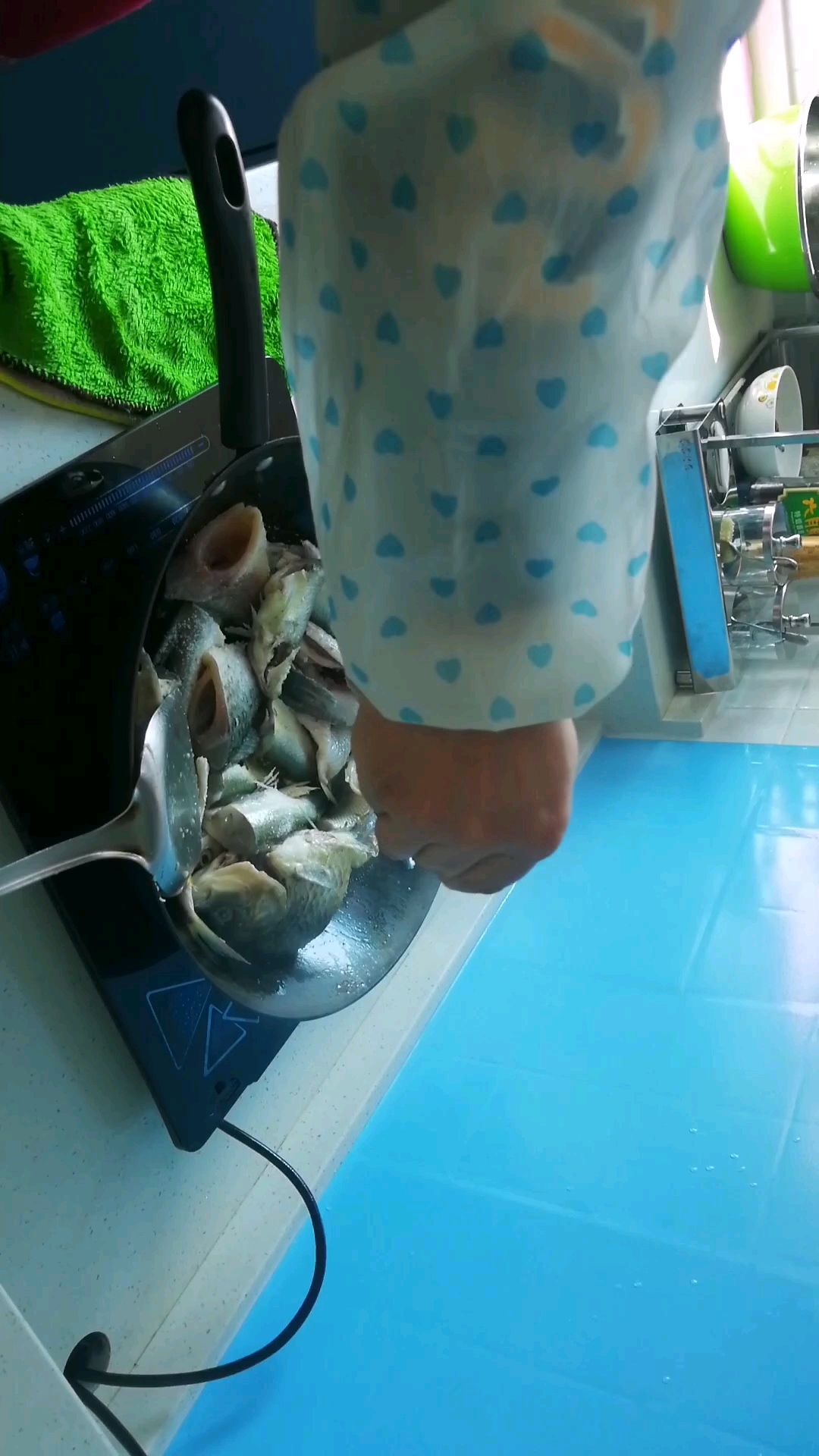 烧杂鱼,多是太湖里的,非常好吃哦!