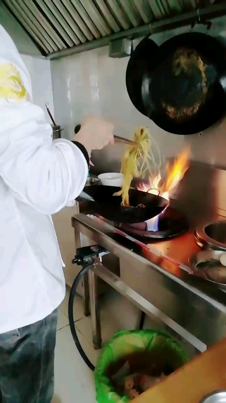 仟味餐饮小吃培训中心现场,师傅正在传授学员《干炒牛河》～《湿炒牛河》