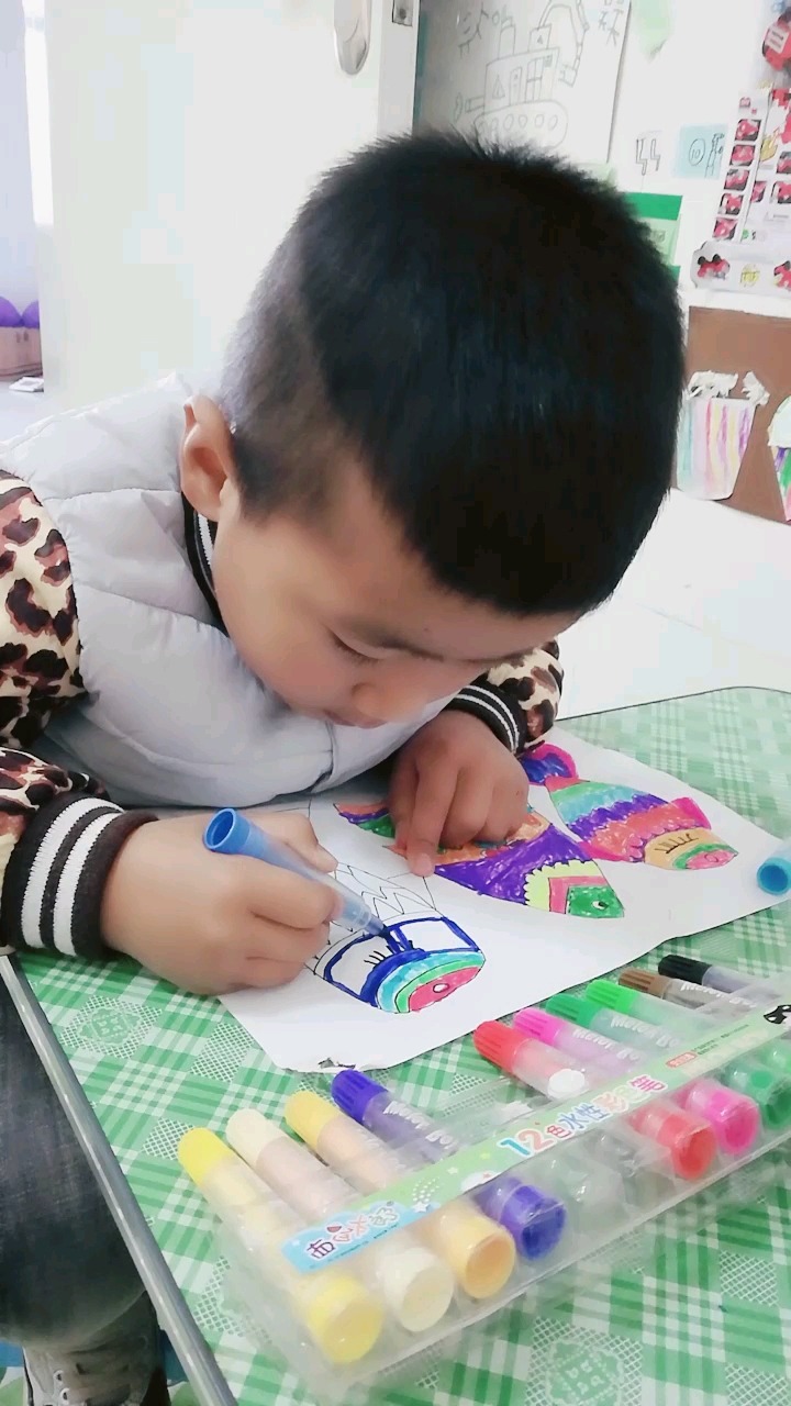 儿子正在画小鱼,我给儿子点了一个大大赞哟。