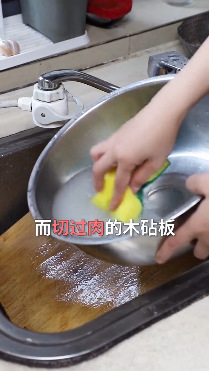 砧板不洗干净切什么都有菜味,赶紧看看这才是清洗砧板的正确方法