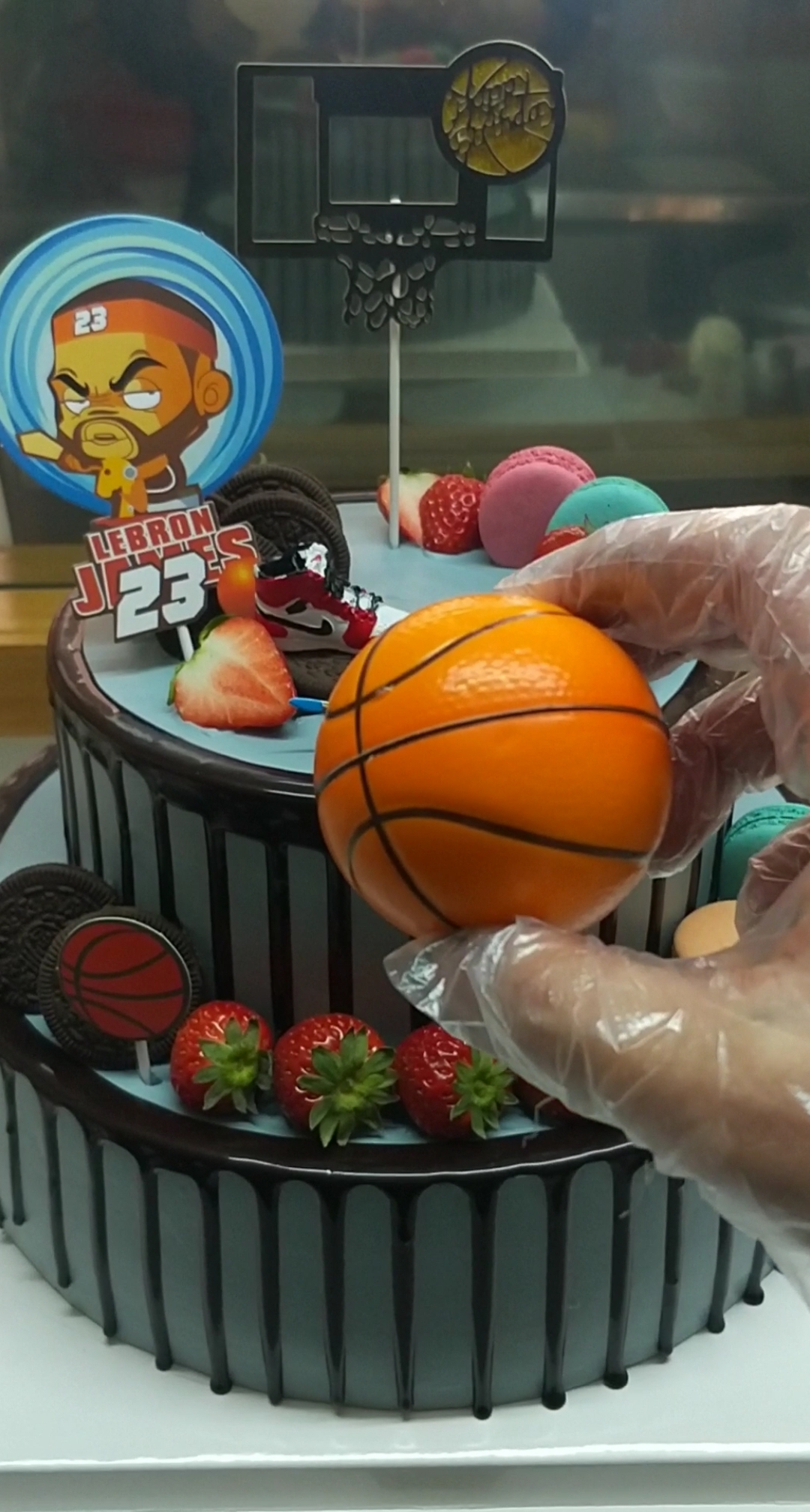篮球蛋糕制作过程来了,看见篮球你想到了谁?喜欢的朋友双击