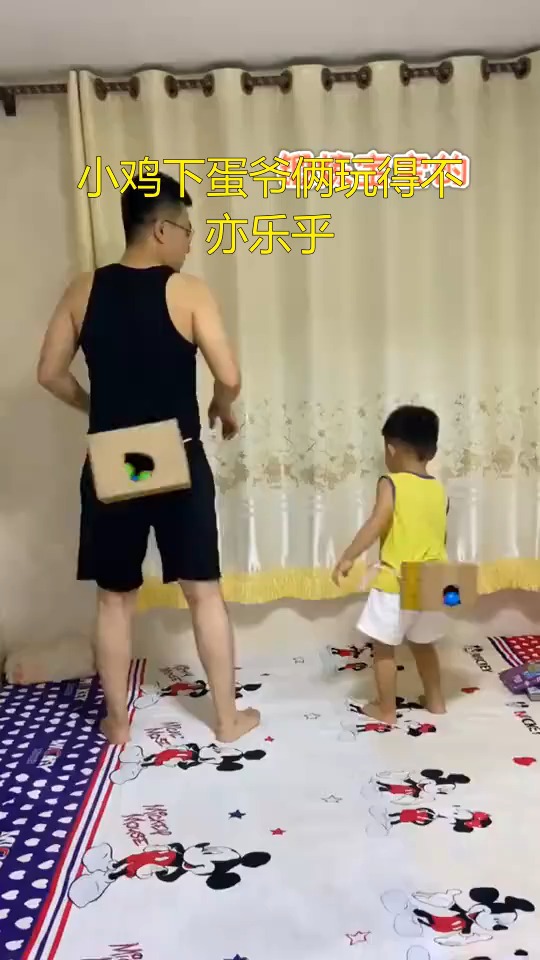 #搞笑视频#小鸡下蛋爷俩玩得不亦乐乎