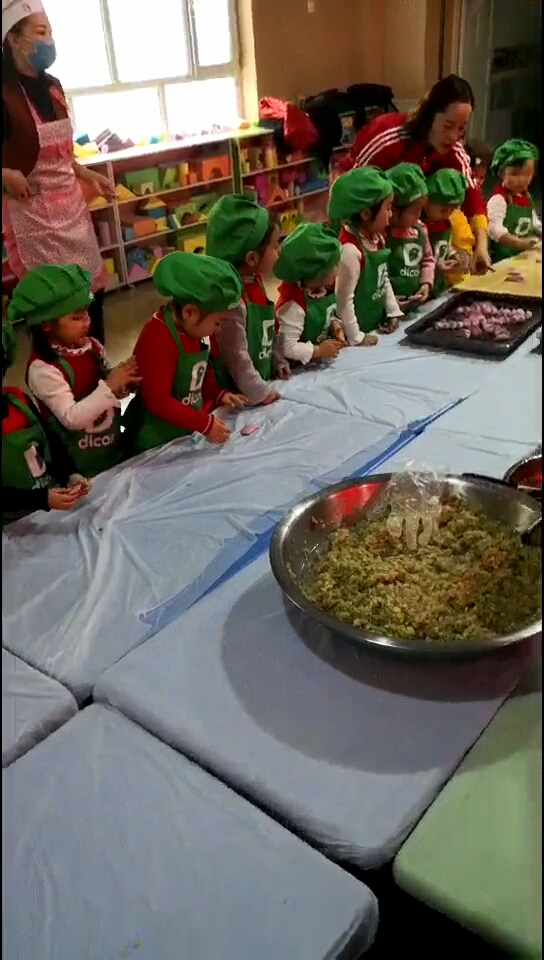 幼儿园冬至包饺子