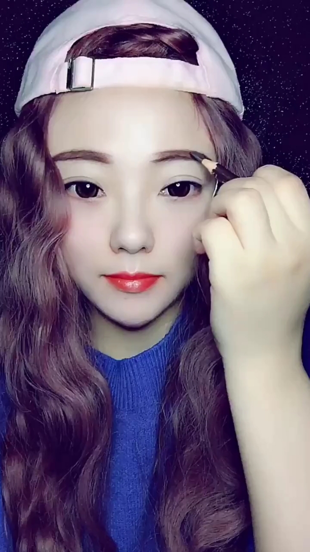 两支眉笔画出人鱼妆