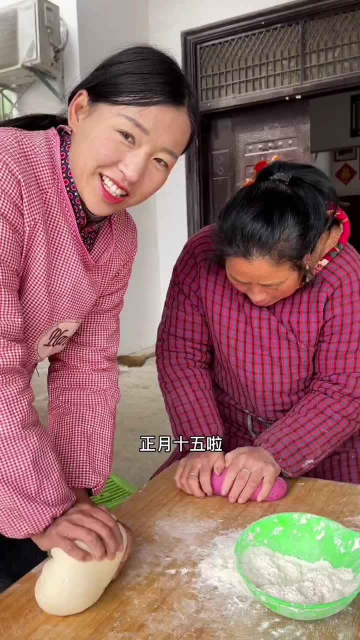 婆婆忙了一下午给我们蒸了不一样的“花灯”孩子们都迫不及待的想吃了在这里祝大家元宵节快乐@全