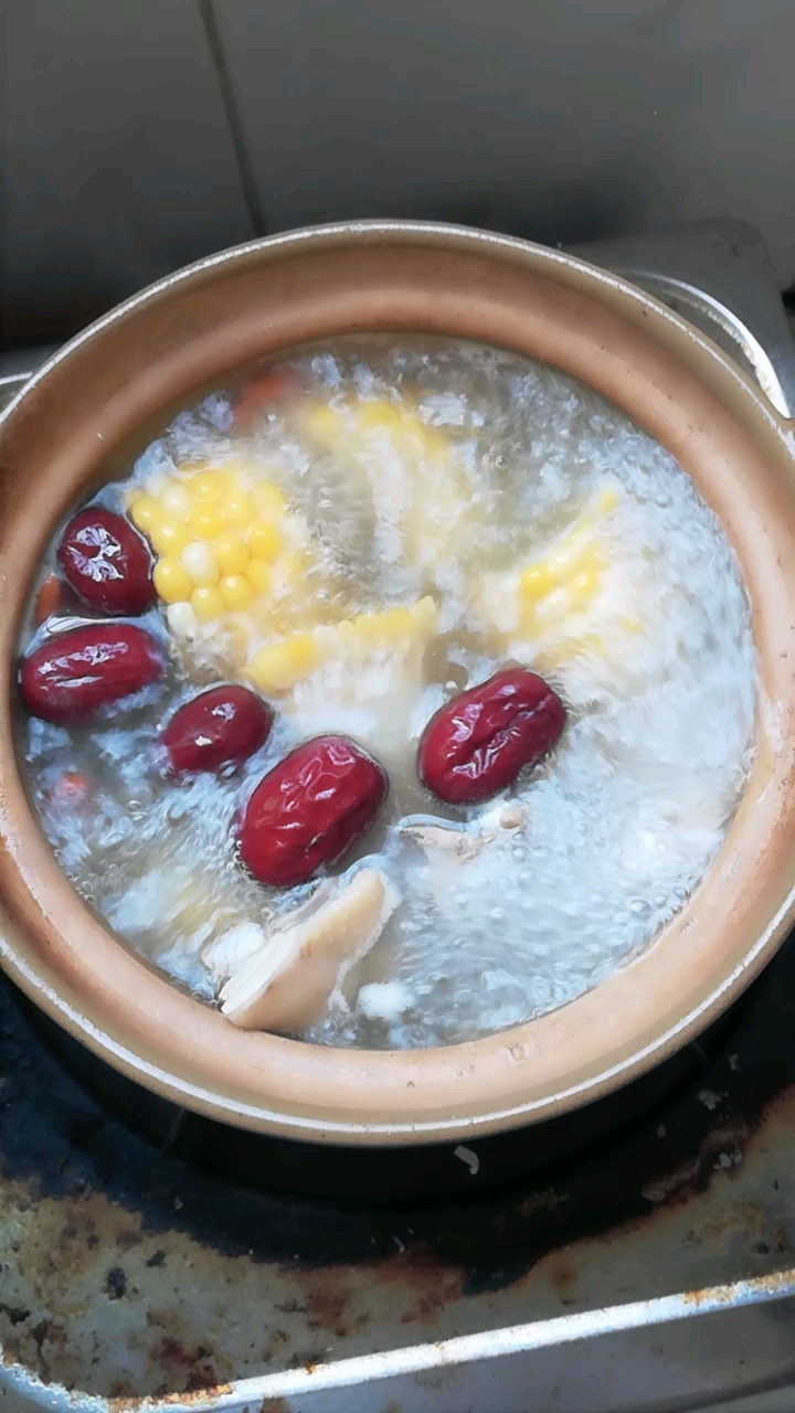 玉米红枣枸杞玉米鸡汤