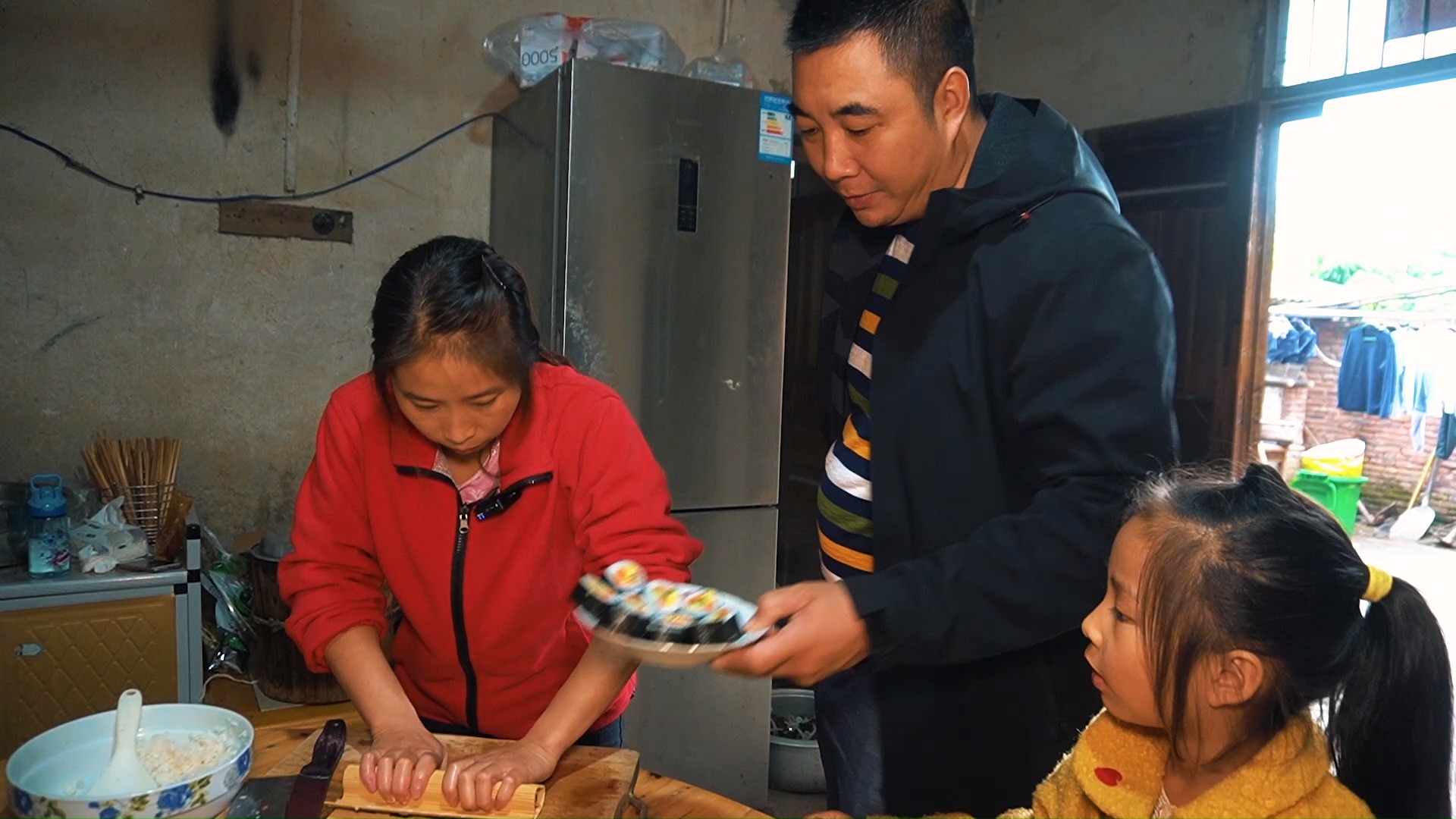 #美食记#包如月想吃寿司，和妈妈在家一起做家庭版寿司，有模有样，大人小孩都爱吃