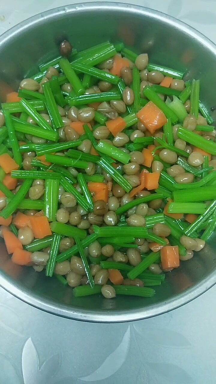 自己制作的芹菜花生米小咸菜!还配了点胡萝卜!