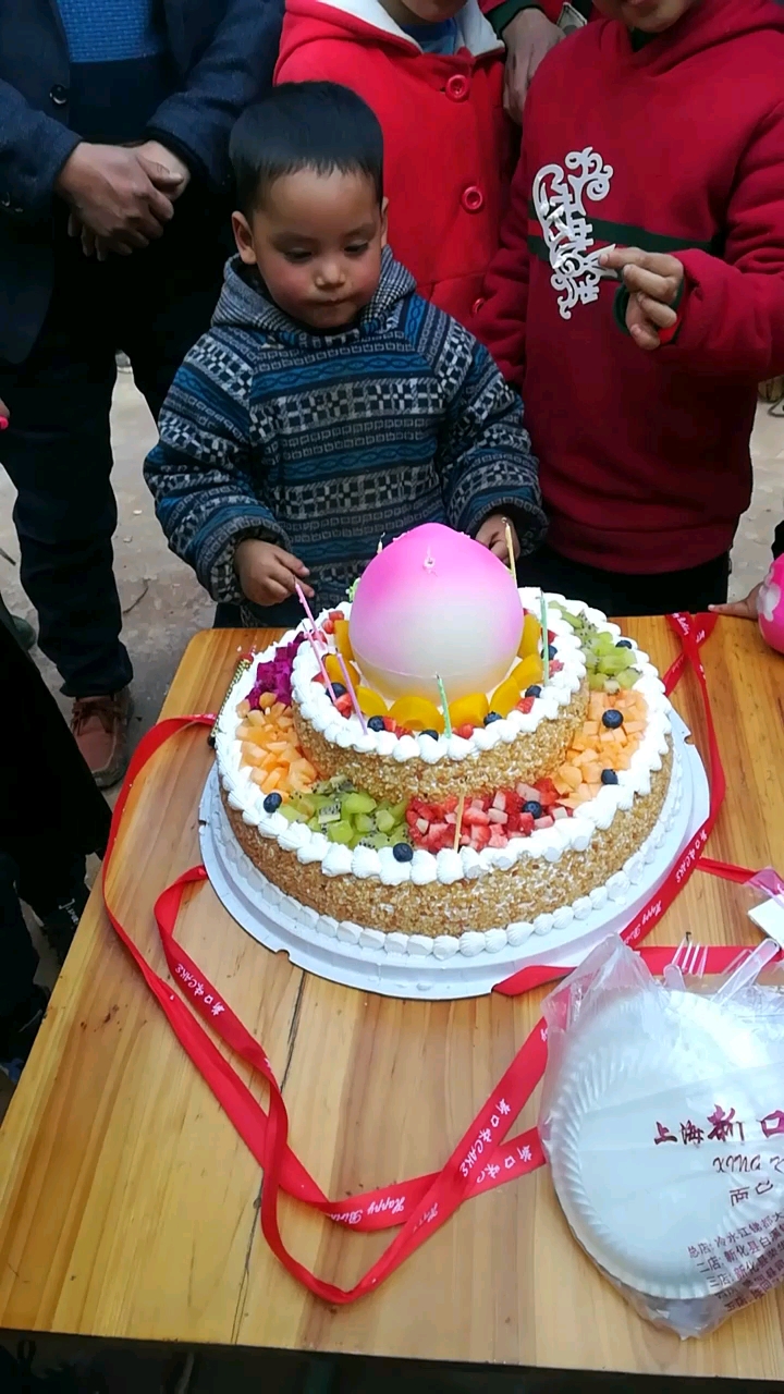#欢乐幸福年#老人家80岁生日,孙子们买的生日蛋糕。你们说有福么