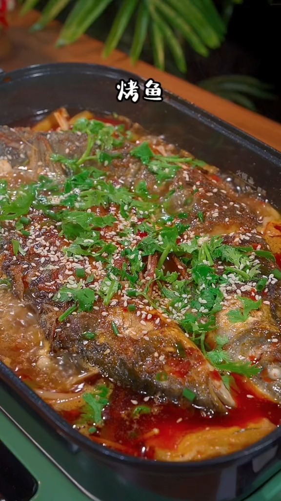 一到夏天很多人喜欢到夜摊吃烤鱼,其实自己做一点也不难