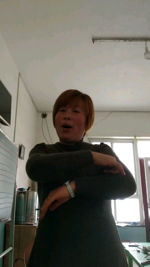 小绵羊卷卷毛,上山坡吃青草,花儿开鸟儿叫,乐的小羊咩咩叫,咩咩……