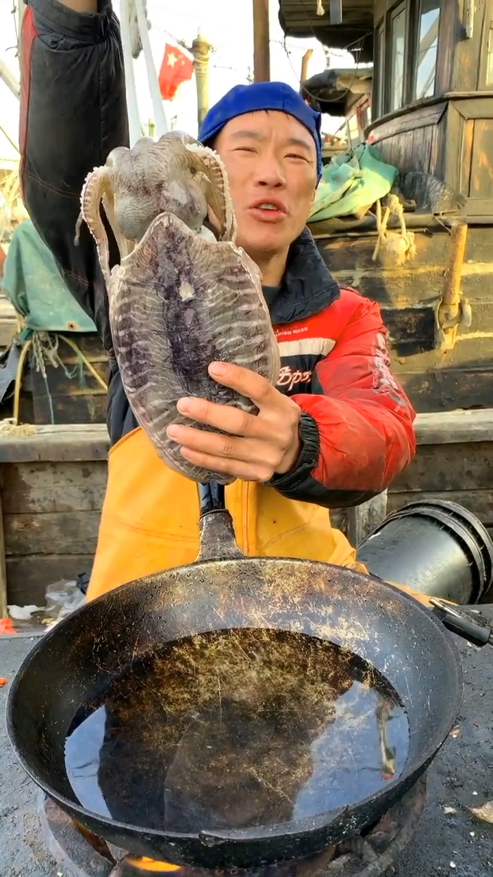 超大墨鱼下锅