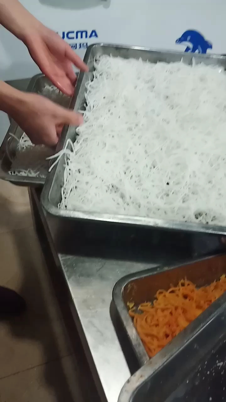 牡丹燕菜详细制作第四步将白萝卜均匀的拍上绿豆淀粉放入笼中大气蒸7分钟取出冷却备用