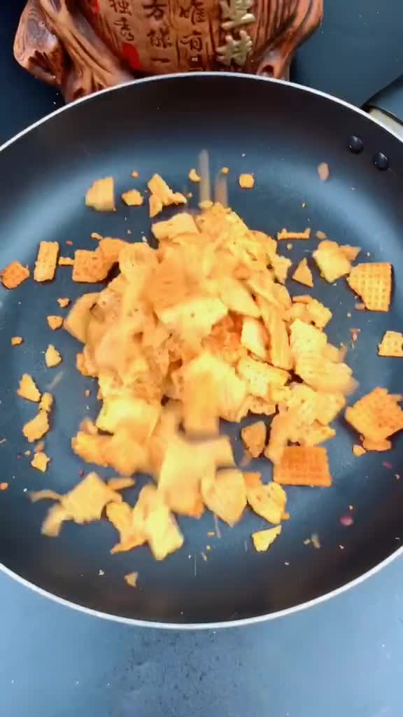 这个小锅巴真的很好吃,有蟹香蛋黄味,香辣小龙虾味,藤椒火锅味,香脆可口,都很解馋