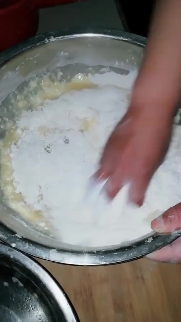 面粉500克中原油条精10克温水300克色拉油或者黄油20克盐6克白糖8克