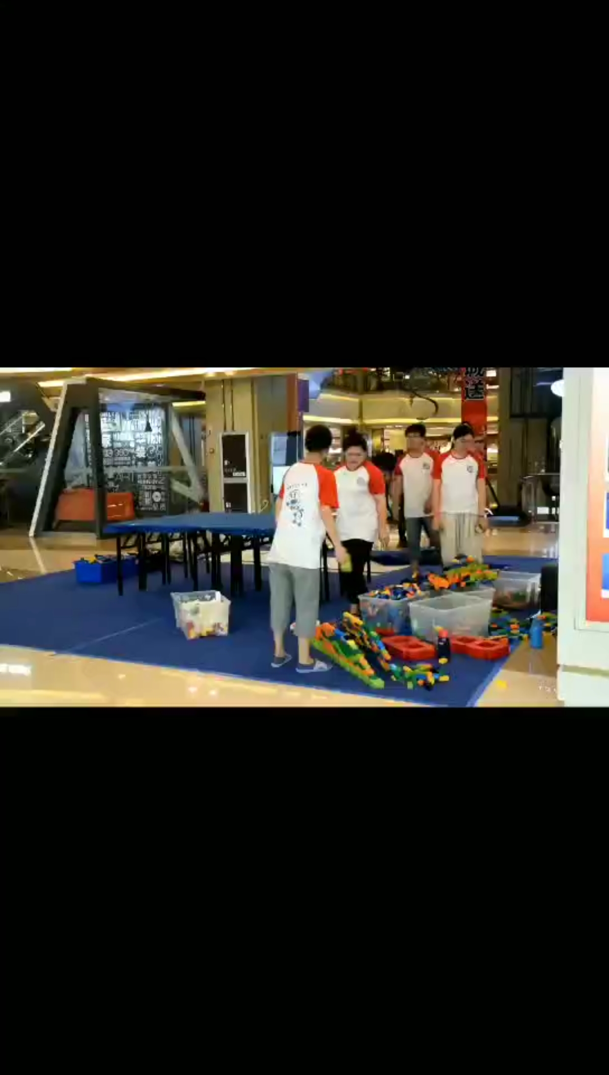 用乐高积木搭建两米高大蛋糕,搭建中