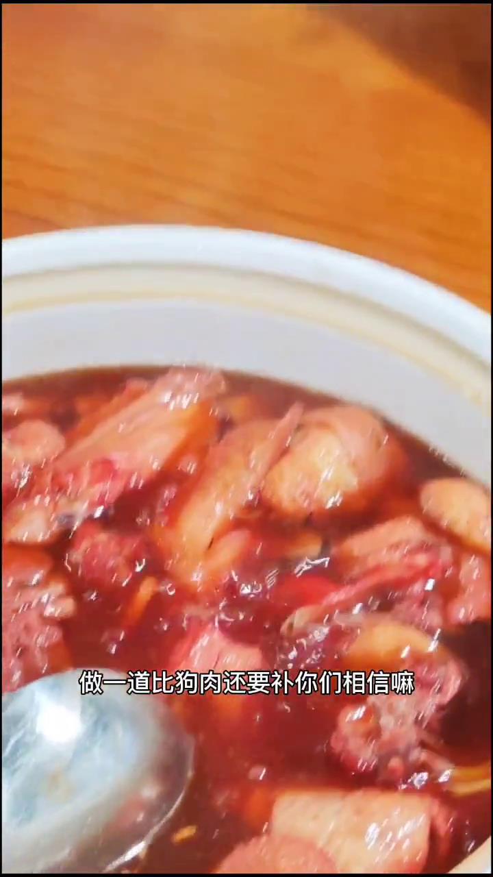 闽南公鸡炖红酒,坐月子吃到怕,冬天到了,手脚冰凉的,就要炖几只补补身子#美食 #美食分享