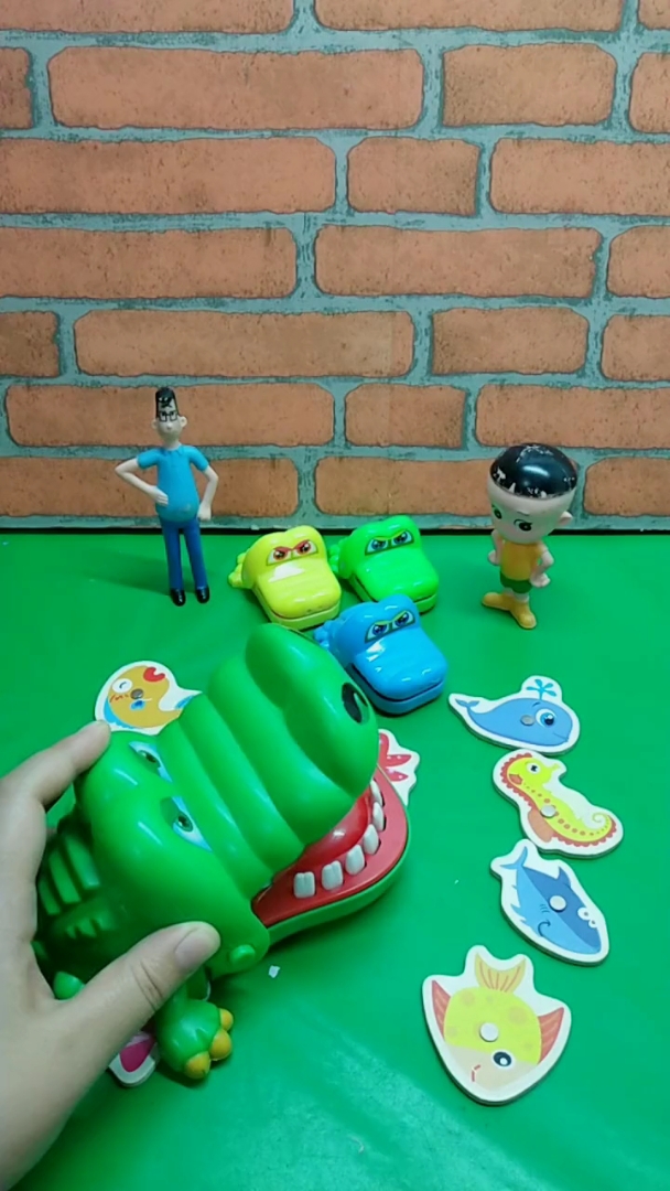 鳄鱼妈妈来救鳄鱼宝宝了