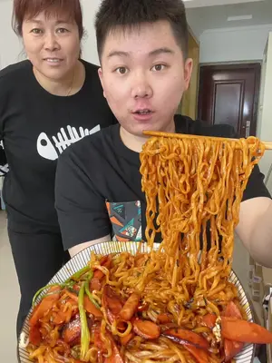 老妈睡觉我偷吃,爆辣炒火鸡面美食趣胃
