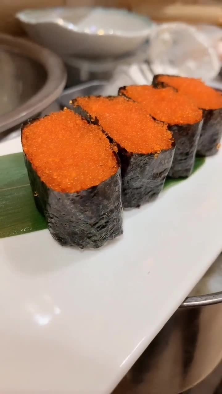这种飞鱼籽寿司吃的时候需要细品,越嚼越香