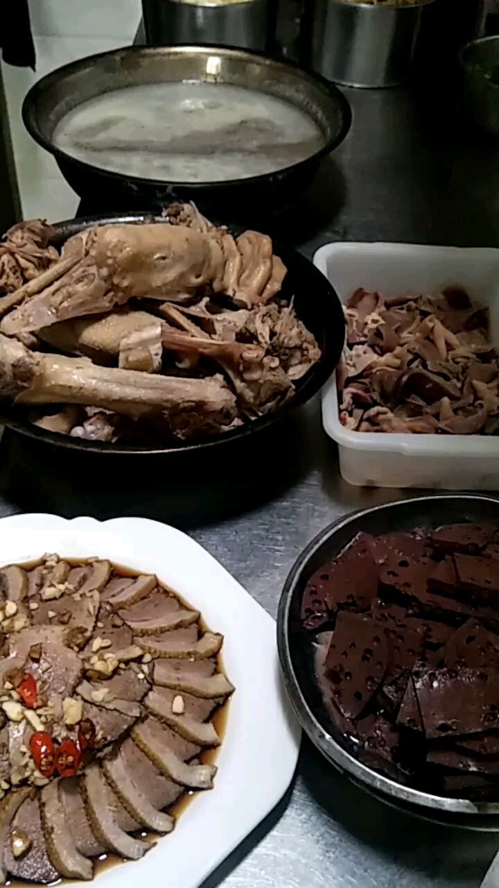 一鹅五吃,鹅汤,红烧鹅,卤鹅胸脯肉,炒鹅杂,烧鹅血,很多客人喜欢吃,你看怎么样