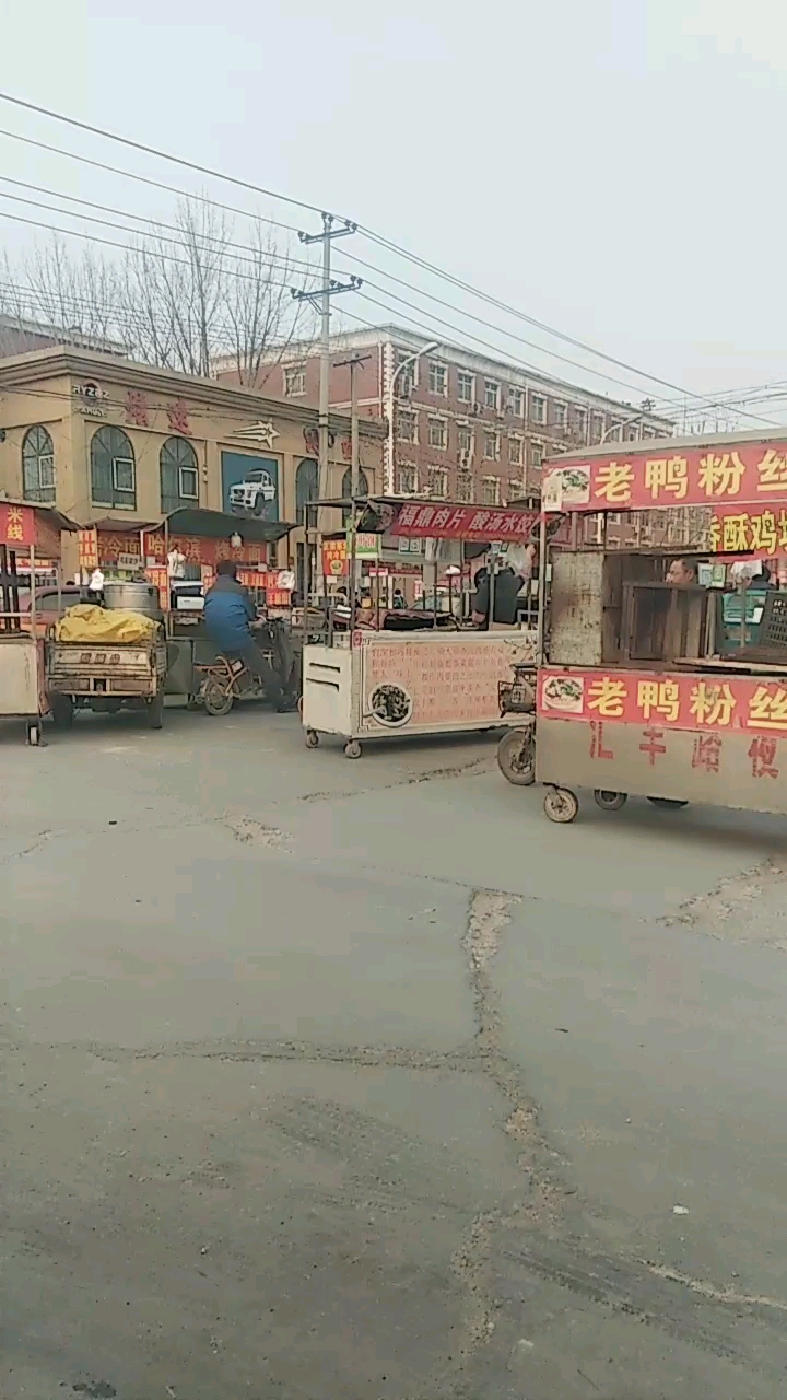 卖小吃的来了